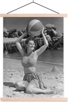 Posterhanger incl. Poster 60x80 cm - Schoolplaat - Vintage vakantiefoto van een vrouw met een strandbal in zwart-wit - Textielposter - Blanke latten