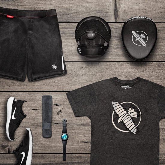 Zwarte Hayabusa sportkleding en accessoires, waaronder shorts, t-shirt, schoenen, horloge en focus mitts.