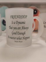 Omaira Bryan - Mok - Frosted - Wit mat - Friendship Is A Dynamic -  Koffiemok - Theemok - Love - Valentijn - Liefde - Verloving - Relatie - Verjaardag - Romantisch- 300mlh