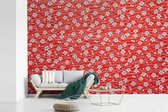 Behang - Fotobehang Een rood met witte bloemdessin - Breedte 390 cm x hoogte 260 cm