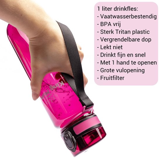 Hand die een transparante paarsrode drinkfles van 1 liter met zwarte hengsel optilt. King Mungo logo.