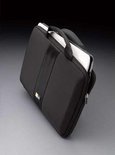 Zwarte laptoptas met zilveren laptop erin en Case Logic logo.