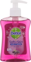 Soft On Skin Liquid Hand Wash Forest Berries   Tekuta c  Ma1 2dlo S Va na Lesnach Ploda