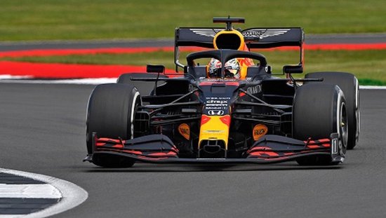 Aston Martin Red Bull Racing RB16 op een racecircuit, met de bestuurder zichtbaar.
