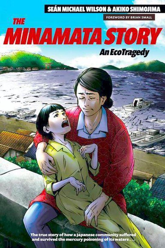 La couverture de 'The Minamata Story: An EcoTragedy', montrant une femme tenant une jeune femme malade, avec de l'eau et des bateaux en arrière-plan.