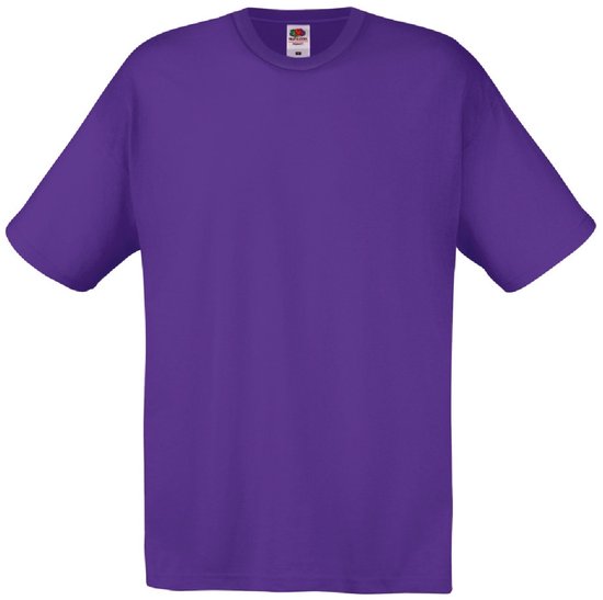 Effen paars Fruit of the Loom t-shirt met korte mouwen, ronde hals en het Fruit of the Loom logo op de kraag.
