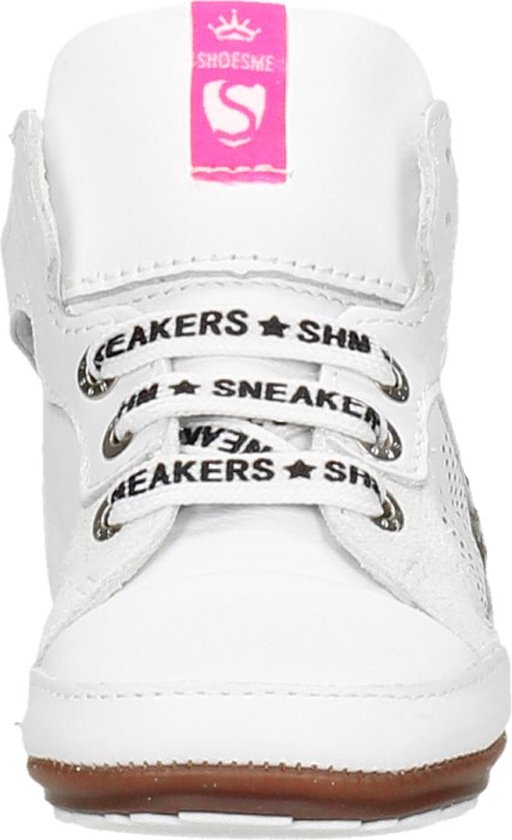 Witte leren babysneakers met panterprintdetails en roze label.