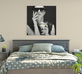 Vrouw met drankje - Foto op Canvas - 60 x 60 cm