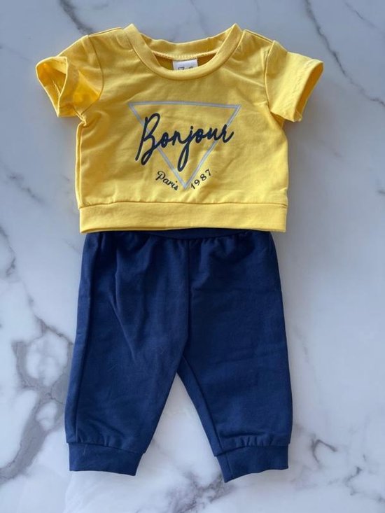 Foto: Babysetje jongens 2 delig bestaande uit een t shirt en broek in de kleur geel met donkerblauw verkrijgbaar in de maten 56 t m 80