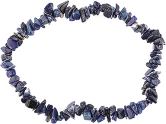 Donkerblauwe, onregelmatige lapis lazuli splitsteentjes tot een armband geregen.