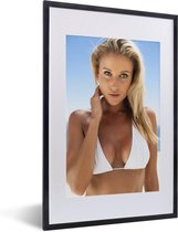 Fotolijst incl. Poster - Vrouw die met een witte bikini recht in de camera kijkt - 40x60 cm - Posterlijst