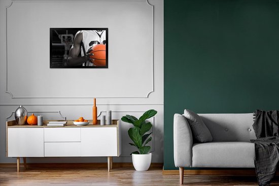 Fotolijst incl. Poster Zwart Wit- Zwart wit basketbalspeler met een oranje basketbal - 60x40 cm - Posterlijst