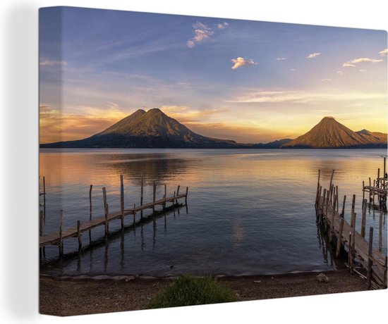 Bergen steken boven het Guatemalaanse meer in Noord-Amerika Canvas 120x80 cm - Foto print op Canvas schilderij (Wanddecoratie woonkamer / slaapkamer)