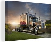 Canvas Schilderij Vrachtwagen rijdt tijdens de zonsondergang - 30x20 cm - Wanddecoratie