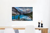 Canvas Schilderij Blauw meer in het Nationaal park Banff in Canada - 90x60 cm - Wanddecoratie