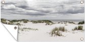 Tuinposter Een wolkenformatie boven witte duinen - 80x40 cm - Wanddecoratie Buiten - Tuinposter - Tuindoek - Schuttingposter - Tuinschilderij