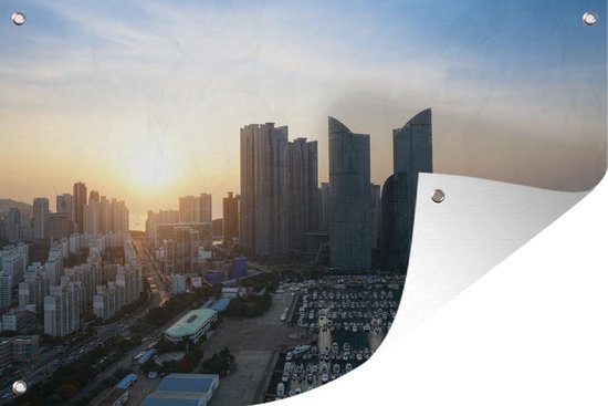 Tuindecoratie Zonsopkomst achter de hoge gebouwen in Busan - 60x40 cm - Tuinposter - Tuindoek - Buitenposter