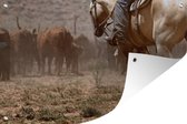 Tuinposters buiten Een cowboy op zijn paard die het vee bewaakt - 90x60 cm - Tuindoek - Buitenposter