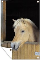 Tuinposter - Fjord paard in een houten stal - 60x90 cm