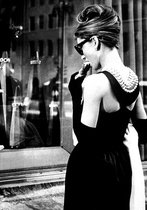 Tuinposter - Filmsterren - Retro / Vintage - Audrey Hepburn in wit / grijs / zwart - 60 x 90 cm.