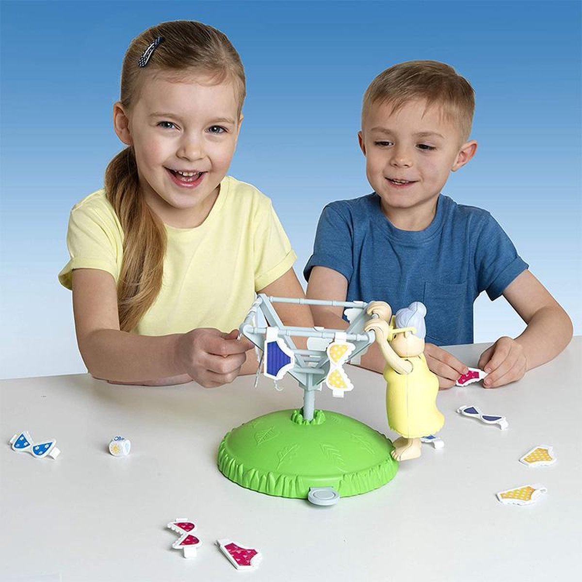 Megableu Oma's Woeste Waslijn - Grappig Actiespel voor Kinderen - Vanaf 4 Jaar - 2-4 Spelers - Kinderspel met Draaiende Waslijn — afbeelding 4