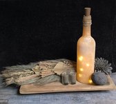 Houten tray met okergeel kleurige mat glazen fles inclusief verlichting , toef droogbloemen in naturel, 2 taupekleurige kaarsjes in glas en natuurlijke houten decoratie. KADO TIP!