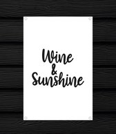 Tuinposter Tekst Wine & Sunshine 40x60cm - Tuindoek - Zwart wit - Cadeau - Buiten poster - Schuttingposter - balkonposter - Tuin decoratie - veranda decoratie - wanddecoratie wijn - verjaardag - moederdag - vaderdag - Quotes - grappige tekst