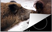 KitchenYeah® Inductie beschermer 81.2x52 cm - Everzwijn - Dier - Sneeuw - Kookplaataccessoires - Afdekplaat voor kookplaat - Inductiebeschermer - Inductiemat - Inductieplaat mat