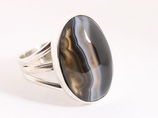 Grote ovale zilveren ring met gestreepte onyx