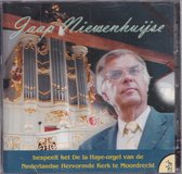 Jaap Niewenhuijse bespeelt het De la Haye-orgel van de Nederlandse Hervormde Kerk te Moordrecht