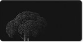Muismat XXL - Bureau onderlegger - Bureau mat - Broccoli op een zwarte achtergrond in zwart-wit - 100x50 cm - XXL muismat