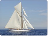 Muismat XXL - Bureau onderlegger - Bureau mat - Zeilboot in de buurt van Saint Tropez - 80x60 cm - XXL muismat