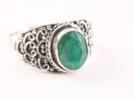 Bewerkte zilveren ring met smaragd - maat 17