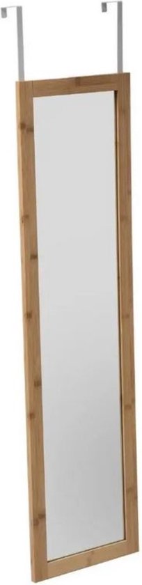 Spiegel met een houten frame, hangt over een deur.