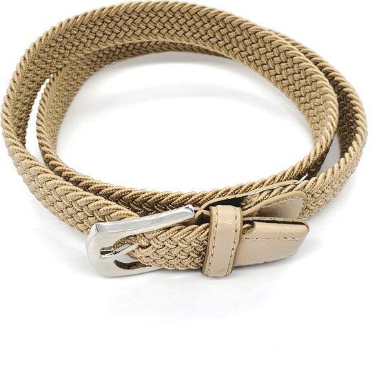 Ceinture tressée beige en forme de boucle avec boucle argentée et passant en cuir beige.