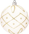 Witte kerstbal met gouden ruitjes en stippenpatroon, afgewerkt met glitter.