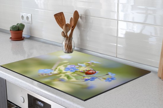 KitchenYeah® Inductie beschermer 70x52 cm - Lieveheersbeestje - Bloem - Lente - Kookplaataccessoires - Afdekplaat voor kookplaat - Inductiebeschermer - Inductiemat - Inductieplaat mat