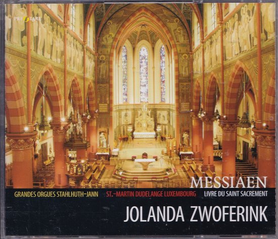 CD-hoes met een weids uitzicht op een romaanse kerk met hoge bogen, glas-in-loodramen en een altaar. "Messiaen Livre du Saint Sacrement Jolanda Zwoferink"