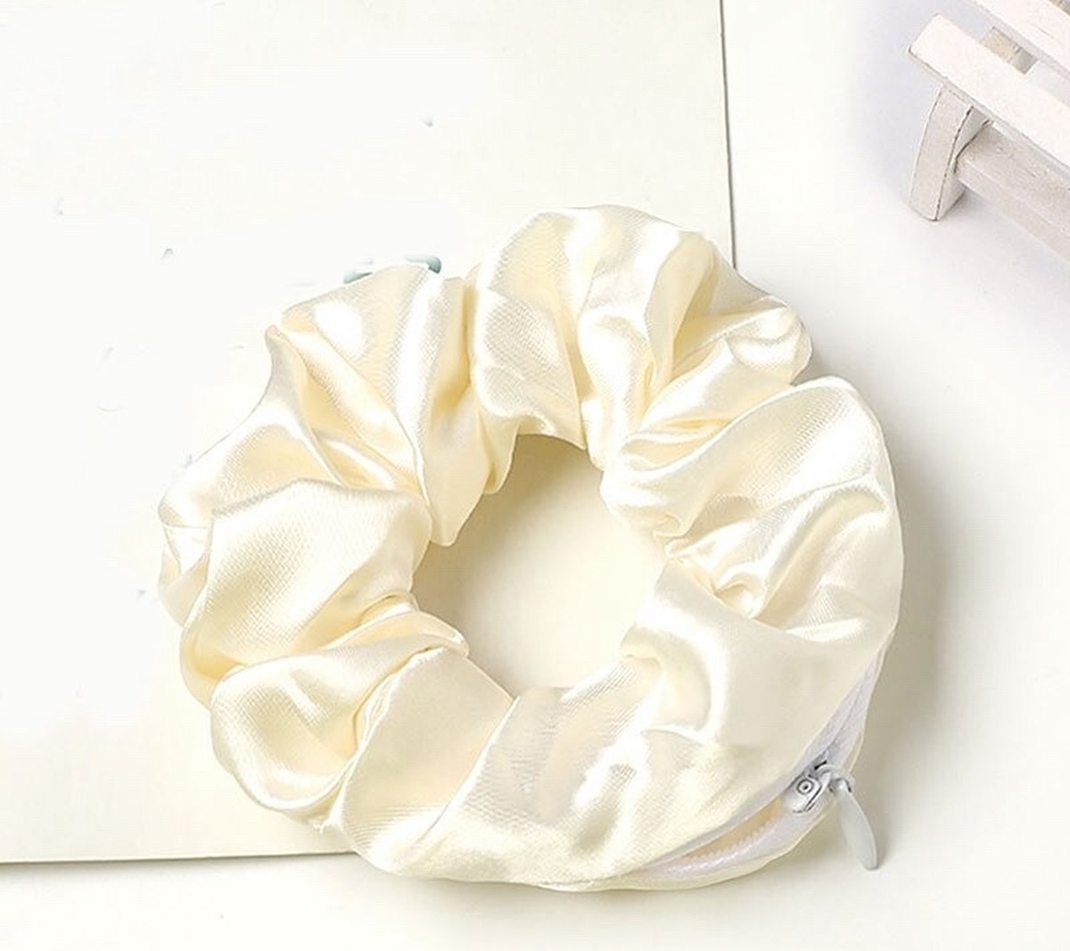 Satijnen Scrunchie met Rits - Wit