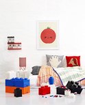 Kinderkamer met LEGO opbergboxen, kussens en een bed.