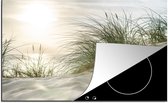 KitchenYeah® Inductie beschermer 81x52 cm - Duinen met helmgras onder de zon van het Duitse nationaal Park Schleswig-Holsteinisches Wattenmeer - Kookplaataccessoires - Afdekplaat voor kookplaat - Inductiebeschermer - Inductiemat - Inductieplaat mat