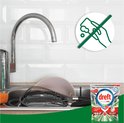 Spoelbak vol met vuile vaat, inclusief garde en pan. Dreft Platinum Plus capsule rechtsonder.