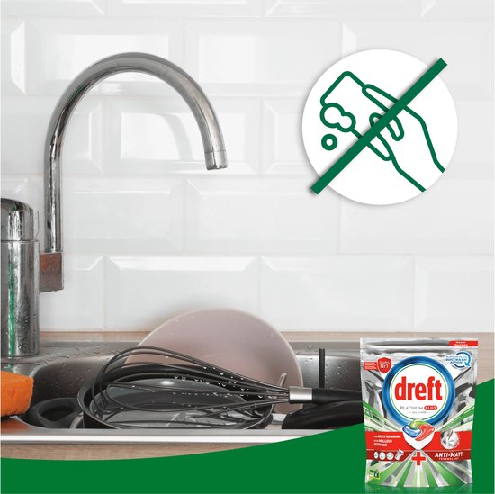 Spoelbak vol met vuile vaat, inclusief garde en pan. Dreft Platinum Plus capsule rechtsonder.