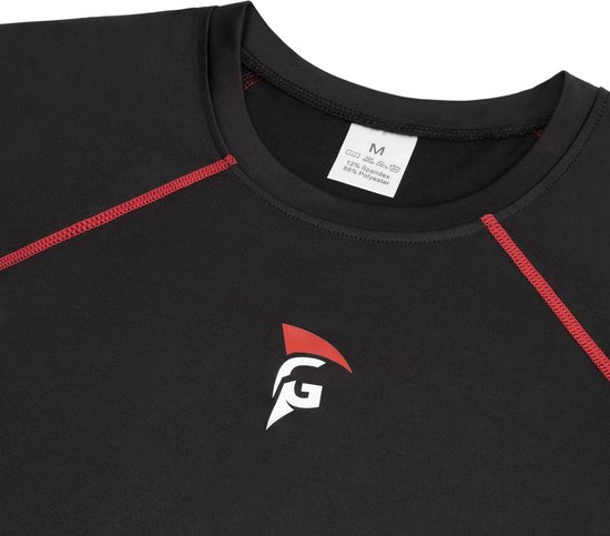 T-shirt de sport noir avec coutures rouges et logo FG sur la poitrine. Étiquette taille M visible.