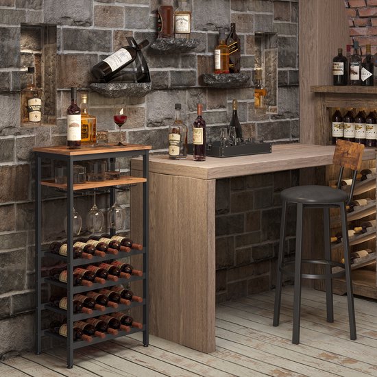 Een wijnbar in een ruimte met stenen muur, bestaande uit een metalen en houten bartafel met kruk en een wijnrek met glazen en flessen.