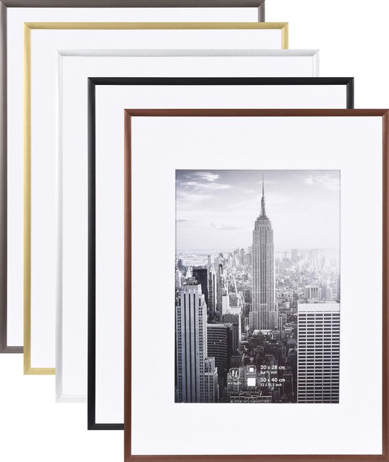 Vijf fotolijsten in verschillende kleuren: bruin, goud, wit, zwart en koper. Een zwarte lijst met Empire State Building afbeelding staat vooraan.