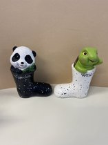 Polyresin (tuin)dier in laars - set van 2 stuks - panda+schildpad - Zwart+wit - Hoogte 15 x 10.5 x 7.5 cm - Woonaccessoires - Tuinaccessoires - Tuindecoratie