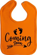 Coming soon - slab - drukknoop - oranje - zwarte opdruk - stuks 1 - slabbetjes - slabber - baby - aankondiging zwangerschap - zwanger - zwangerschap - zwangerschap cadeau
