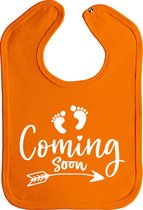 Coming soon - slab - drukknoop - oranje - witte opdruk - stuks 1 - slabbetjes - slabber - baby - aankondiging zwangerschap - zwanger - zwangerschap - zwangerschap cadeau