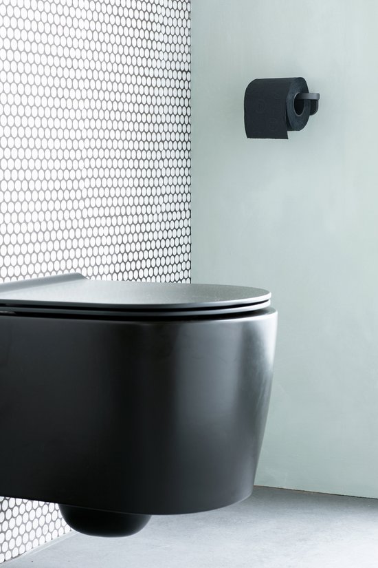 Porte-rouleau de papier toilette noir sur un mur de mosaïque, à côté d'une toilette suspendue noire.
